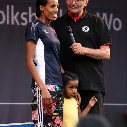 Hier siehst du unseren Präsidenten Otto Schlieckmann dabei, wie er eine Frau mit ihrer Tochter interviewt.