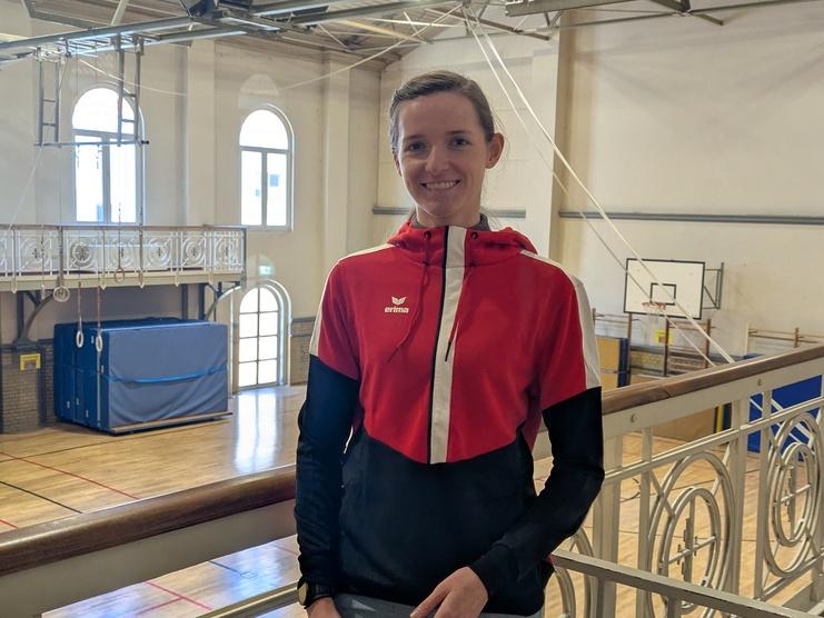 Hier siehst du unsere Mitarbeiterin Manuela Hill.