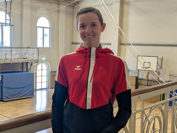 Hier siehst du unsere Mitarbeiterin Manuela Hill.