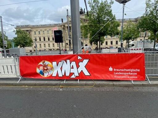 Hier siehst du ein Banner der Sparkasse beim Braunschweiger Nachtlauf.