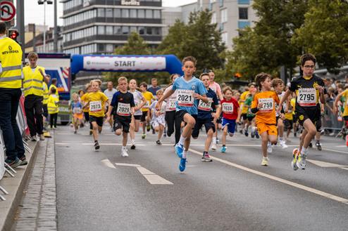 Hier siehst du den Start unseres Nachtlaufs.