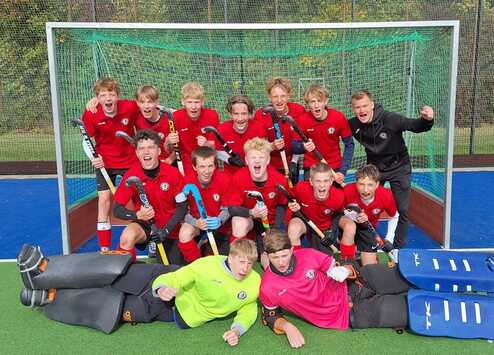 Hier siehst du unsere u16 Hockey mannschaft, die sich f&uuml;r ein Mannschaftsbild ins Tor gestellt hat.