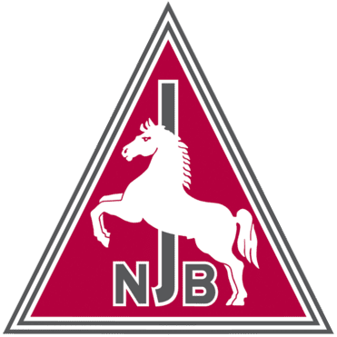 Hier siehst du das Logo der NJB Brauerei. Es ist ein Dreieck und hat ein weißes Pferd in der Mitte, welches auf den Hinterbeinen steht.