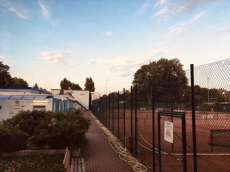 Hier siehst du unsere Tennisanlagen auf der Roten Wiese.