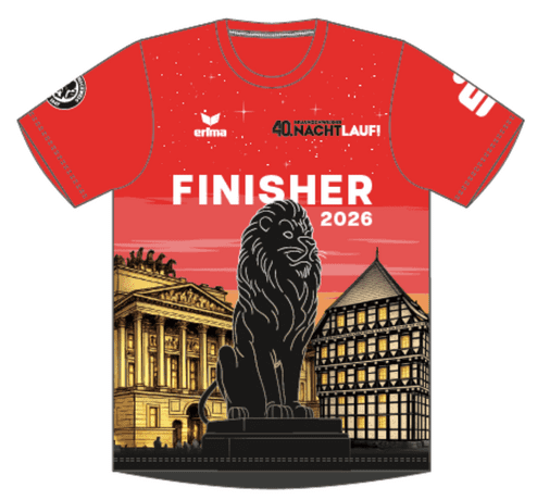 Rotes Finisher-T-Shirt für den 40. Braunschweiger Nachtlauf 2026 mit großem Schriftzug „FINISHER 2026“, Logo des Nachtlaufs und Illustration des Braunschweiger Löwen vor beleuchteten historischen Gebäuden.