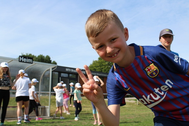 Hier siehst du einen Jungen im Feriencamp.
