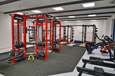 Hier siehst du unseren Synrgyturm und unsere Rudergeräte.