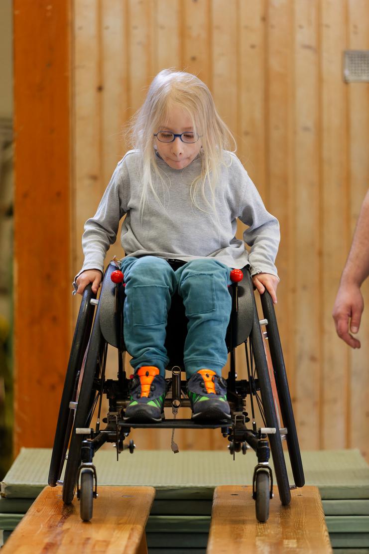 Hier siehst du ein Kind bei den Rollikids.