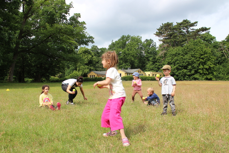 Hier siehst du Kinder beim Kita-Sport mit Tennisb&auml;llen spielenn