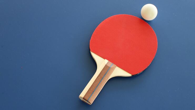 Hier siehst du einen Tischtennisschl&auml;ger und einen Ball.