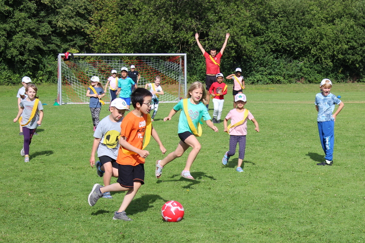 Hier siehst du Kinder, die Fußball spielen.