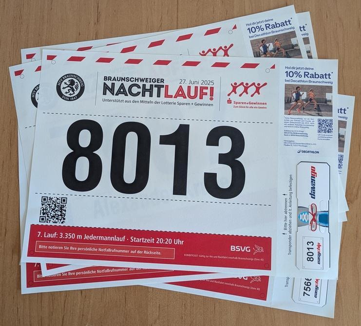 Hier siehst du unsere Startnummern vom Braunschweiger Nachtlauf.