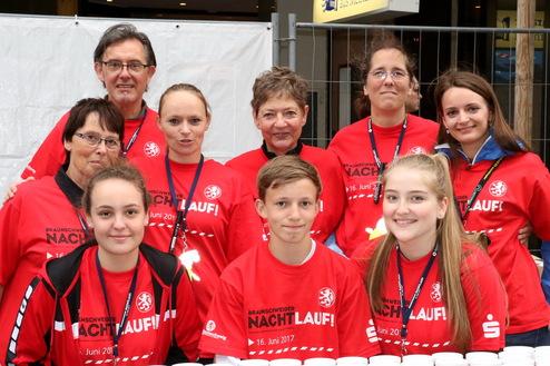 Hier siehst du Helfer und Helferinnen bei der Tassenausgabe.