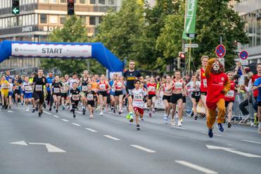 Hier siehst du den Start unseres Nachtlaufs.s