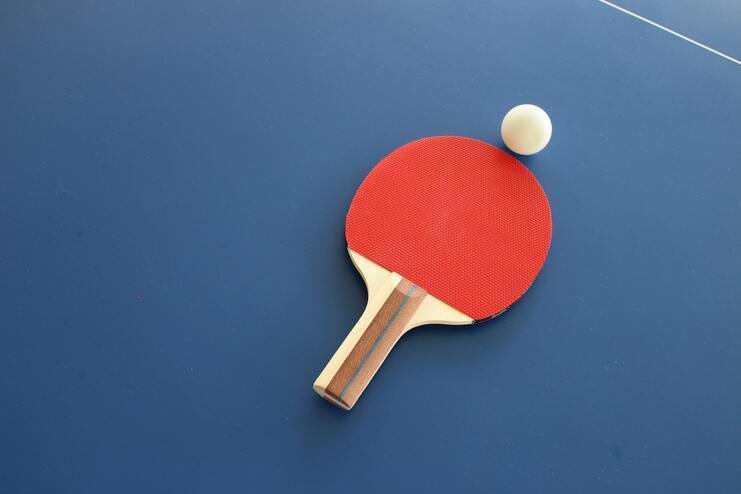 Hier siehst du einen Tischtennisschl&auml;ger und einen Ball.