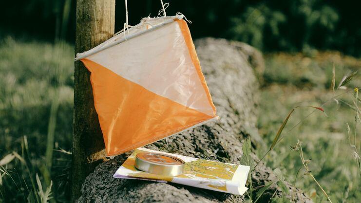 Hier siehst du einen Kompass und eine Karte.