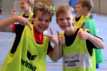 Hier siehst du zwei Kinder beim Handballcamp.