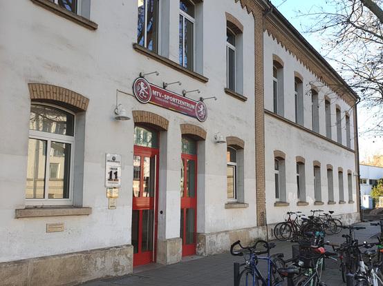 Hier siehst du unseren Altbau.